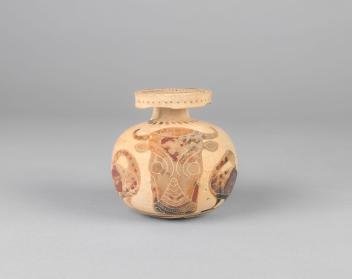 Oil flask (aryballos) with an ox's head between birds